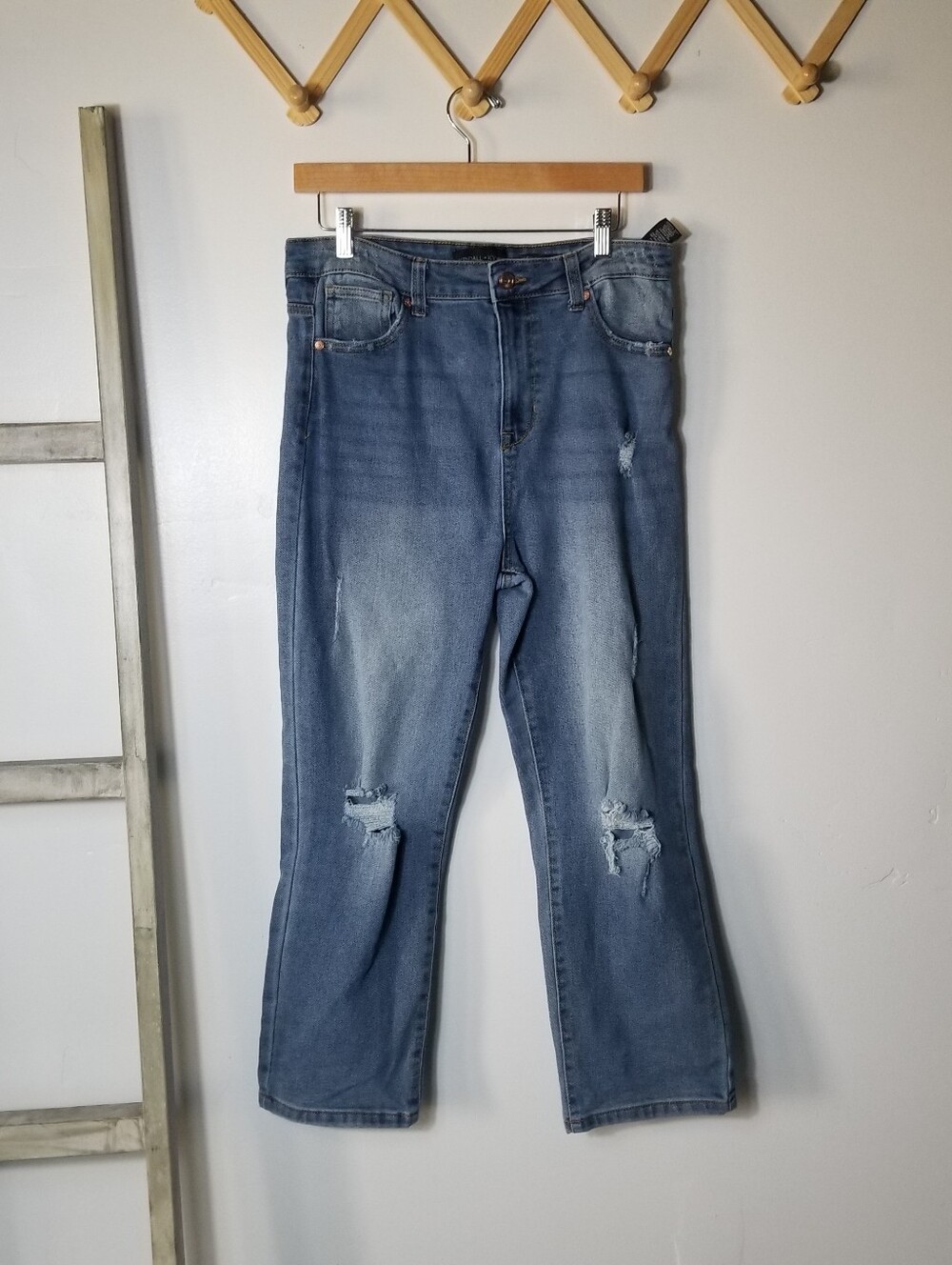 KENDALL + KYLIE JUNIORS ICON HIGH RISE STRAIGHT DISTRESS KNEES JEANS SIZE 13/31